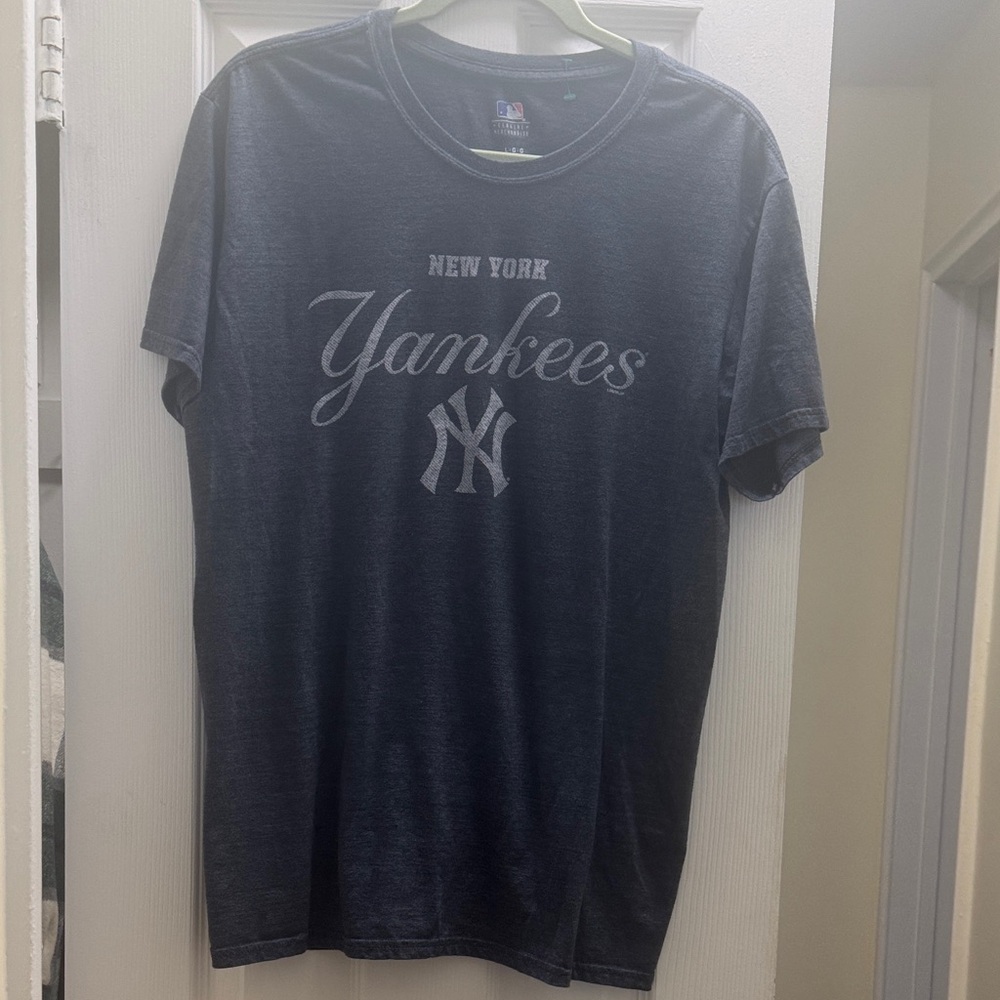 NY Yankees Blue Men’s tee size L Genuine Merchandise